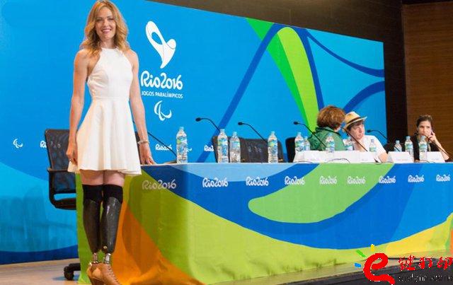 3D打印服裝_殘奧會(huì)開(kāi)幕式之星Amy Purdy的3D打印連衣裙閃耀舞臺(tái) 3D打印服裝_殘奧會(huì)開(kāi)幕式之星Amy Purdy的3D打印連衣裙閃耀舞臺(tái)