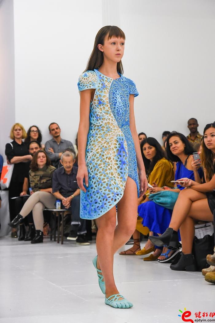 threeASFOUR在紐約時(shí)裝周盡情展示無孔不入的3D打印技術(shù)設(shè)計(jì)服裝特點(diǎn) threeASFOUR在紐約時(shí)裝周盡情展示無孔不入的3D打印技術(shù)設(shè)計(jì)服裝特點(diǎn)