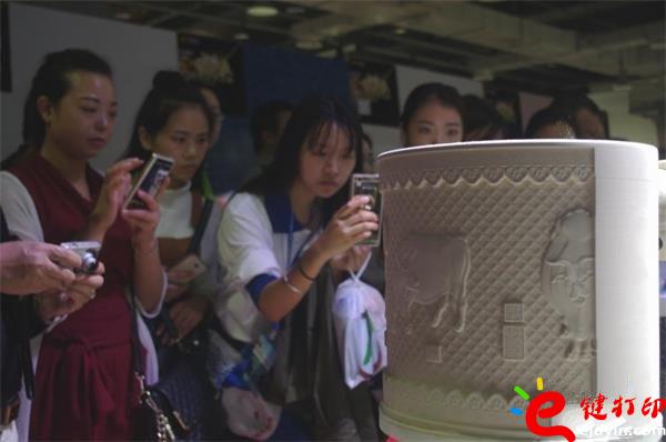 3D打印陶瓷作品展示,3d打印陶瓷粉末材料 景德鎮(zhèn)結(jié)合3D打印雕刻技術(shù)顛覆傳統(tǒng)手工制陶