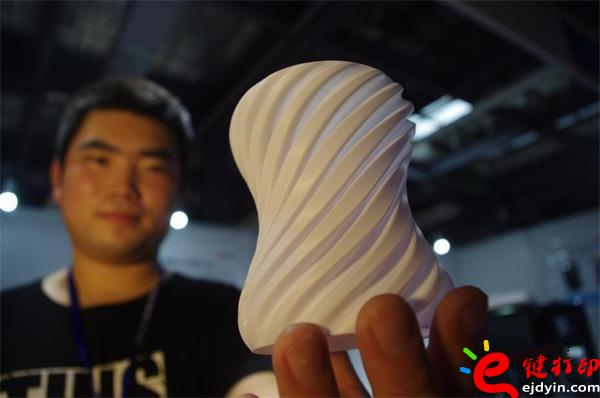 3D打印陶瓷作品展示,3d打印陶瓷粉末材料 景德鎮(zhèn)結(jié)合3D打印雕刻技術(shù)顛覆傳統(tǒng)手工制陶