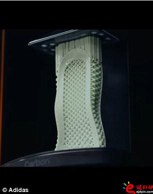 阿迪達斯率先推出3D打印量產時尚跑鞋,大量節約開模具成本 阿迪達斯率先推出3D打印量產時尚跑鞋,大量節約開模具成本